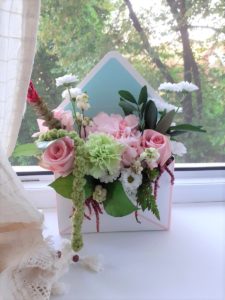 Aranjament cutie trandafiri hortensia
