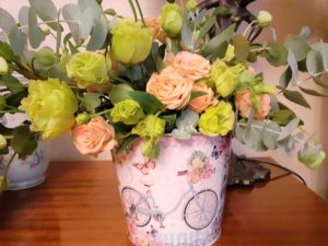 Aranjament vas zinc mini roze, lisianthus, eucalipt, helleborus